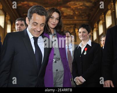 Le président Nicolas Sarkozy et son épouse Carla Bruni-Sarkozy quittent le Old Royal Naval College de Greenwich, Londres, Royaume-Uni, le 27 mars 2008. Madame Ellen McArthur, l'héroïne de yachting, a reçu aujourd'hui la Légion d'Honneur, la plus haute distinction de France, et la Présidente a fait l'éloge de son courage, de sa ténacité et de son talent. Photo de Christophe Guibbbaud/ABACAPRESS.COM Banque D'Images