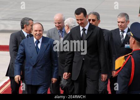 Le président syrien Bachar Al Assad reçoit le président algérien Abdelaziz Bouteflika lorsqu'il arrive à Damas, en Syrie, le 28 mars 2008, pour assister au 20e sommet des dirigeants de la Ligue arabe. Photo par Ammar Abd Rabbo/ABACAPRESS.COM Banque D'Images