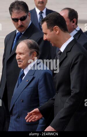 Le président syrien Bachar Al Assad reçoit le président algérien Abdelaziz Bouteflika lorsqu'il arrive à Damas, en Syrie, le 28 mars 2008, pour assister au 20e sommet des dirigeants de la Ligue arabe. Photo par Ammar Abd Rabbo/ABACAPRESS.COM Banque D'Images