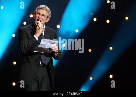 Michel Boujenah se produit en direct dans la salle de concert Olympia, dans le cadre du festival « Paris fait sa Comédie », à Paris, en France, le 28 mars 2008. Photo de Mehdi Taamallah/ABACAPRESSS.COM Banque D'Images