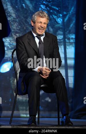Michel Boujenah se produit en direct dans la salle de concert Olympia, dans le cadre du festival « Paris fait sa Comédie », à Paris, en France, le 28 mars 2008. Photo de Mehdi Taamallah/ABACAPRESSS.COM Banque D'Images