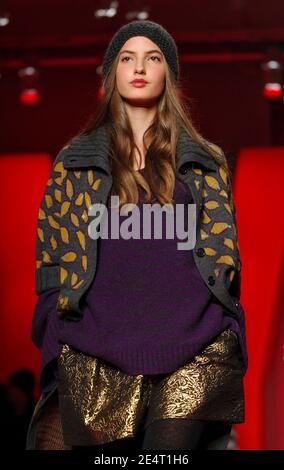 Un modèle présente une création de Donna Karan à son émission de collection d'automne 2008 pendant la Mercedes-Benz Fashion week au 711 Greenwich St. à New York City, USA le 3 février 2008.photo de Gregorio Binuya/ABACAUSA.COM (en photo : Donna Karan) Banque D'Images