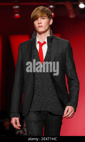 Un modèle présente une création de Donna Karan à son émission de collection d'automne 2008 pendant la Mercedes-Benz Fashion week au 711 Greenwich St. à New York City, USA le 3 février 2008.photo de Gregorio Binuya/ABACAUSA.COM (en photo : Donna Karan) Banque D'Images