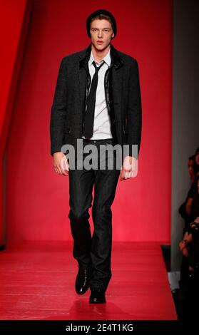 Un modèle présente une création de Donna Karan à son émission de collection d'automne 2008 pendant la Mercedes-Benz Fashion week au 711 Greenwich St. à New York City, USA le 3 février 2008.photo de Gregorio Binuya/ABACAUSA.COM (en photo : Donna Karan) Banque D'Images