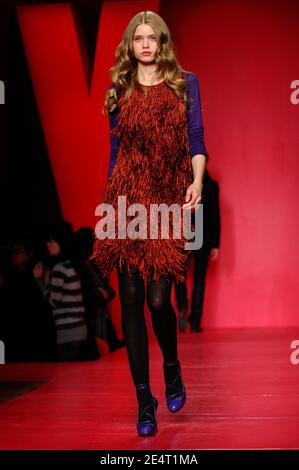 Un modèle présente une création de Donna Karan à son émission de collection d'automne 2008 pendant la Mercedes-Benz Fashion week au 711 Greenwich St. à New York City, USA le 3 février 2008.photo de Gregorio Binuya/ABACAUSA.COM (en photo : Donna Karan) Banque D'Images