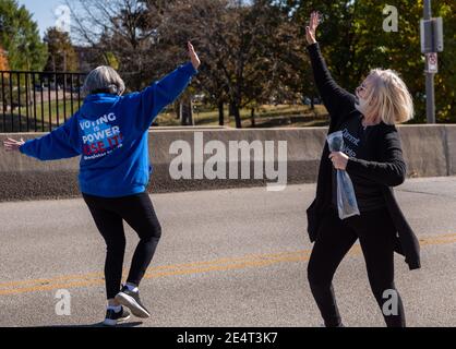 Les activistes du groupe Missouri Progress Women affichent des signes encourageant les électeurs américains à participer à l'élection présidentielle de 2020. Banque D'Images