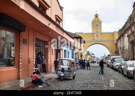 Véhicule de transport en commun tuk-tuk traversant l'arche de Santa Catalina à Antigua, Guatemala, Amérique centrale Banque D'Images