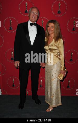 L'acteur Chevy Chase et son épouse Jayni Luke Chase assistent à la 80e édition annuelle des Academy Awards - la soirée Oscar de l'Académie officielle des arts visuels et des sciences de New York à la Carlyle à New York, aux États-Unis, le 24 février 2008. Photo de Gregorio Binuya/ABACAUSA.COM (en photo : Chevy Chase, Jayni Luke Chase) Banque D'Images