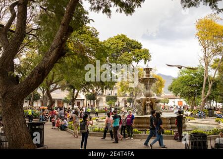 Fontaine à Parque Central, Antigua, Guatemala, Amérique centrale. Banque D'Images