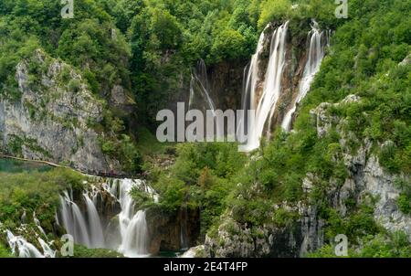 plan d'exposition longue de la grande chute d'eau de gifle de veliki à parc national des lacs de plitvice en croatie Banque D'Images