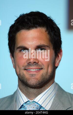 Le quarterback des Arizona Cardinals Matt Leinart explique comment effectuer la RCP -réanimation cardio-pulmonaire- et l'utilisation d'un DAE -défibrillateur externe automatisé-. Los Angeles, le 10 mars 2008. (Photo : Matt Leinart). Photo de Lionel Hahn/ABACAPRESS.COM Banque D'Images