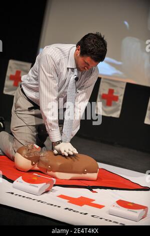 Le quarterback des Arizona Cardinals Matt Leinart explique comment effectuer la RCP -réanimation cardio-pulmonaire- et l'utilisation d'un DAE -défibrillateur externe automatisé-. Los Angeles, le 10 mars 2008. (Photo : Matt Leinart). Photo de Lionel Hahn/ABACAPRESS.COM Banque D'Images