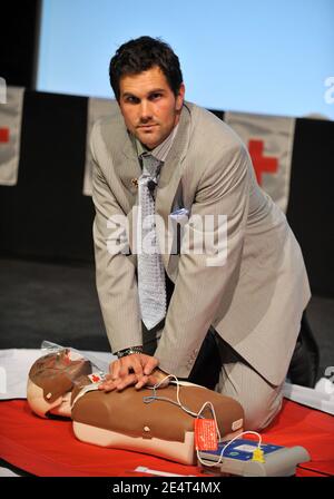 Le quarterback des Arizona Cardinals Matt Leinart explique comment effectuer la RCP -réanimation cardio-pulmonaire- et l'utilisation d'un DAE -défibrillateur externe automatisé-. Los Angeles, le 10 mars 2008. (Photo : Matt Leinart). Photo de Lionel Hahn/ABACAPRESS.COM Banque D'Images