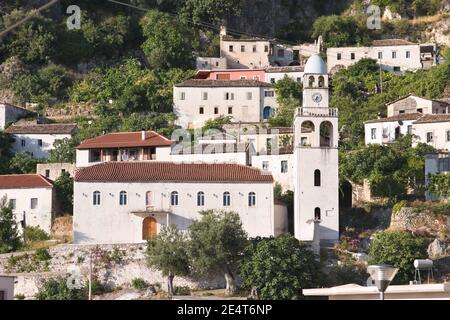 Église blanche dans le village de Dhermi, Albanie Banque D'Images