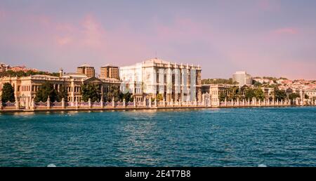 ISTANBUL, TURQUIE - 09 07 2020: Coucher de soleil sur la rive du détroit de Bosporus avec le palais de Dolmabahce, un musée dans le palais du sultan ottoman très orné à Besiktas Banque D'Images