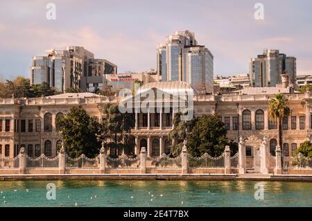 ISTANBUL, TURQUIE - 09 07 2020: Coucher de soleil sur la rive du détroit de Bosporus avec le palais de Dolmabahce, un musée dans le palais du sultan ottoman très orné à Besiktas Banque D'Images