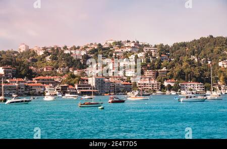 Vue sur la mer dans le détroit de Bosporus avec des bateaux et des navires Avant les blocs résidentiels vallonnés de Bebek quartier derrière Cevdet Pasa rue à Besiktas Banque D'Images