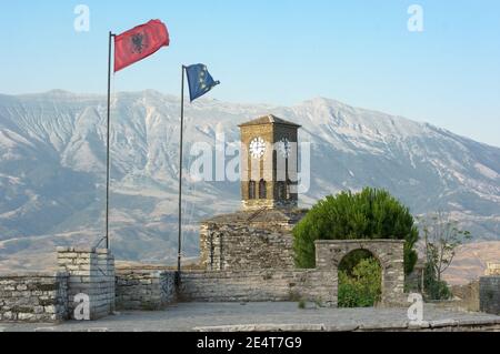 Tour de l'horloge et drapeau albanais sur le château de Gjirokaster, Albanie Banque D'Images