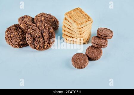 Biscuits au chocolat et aux flocons d'avoine sur fond bleu Banque D'Images