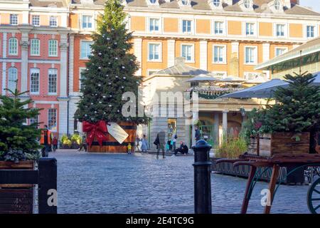 Grand et immense Noël à Covent Garden Londres Banque D'Images