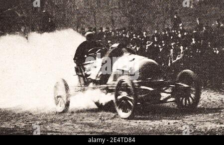 Maurice Bernin vainqueur de la course de côte d'Eagle Rock 1904, avec la Renault 60 ch (pneu Michelin). Banque D'Images