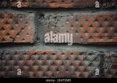 Vieux mur de briques en gros plan. Briques à motifs Rhombus. Banque D'Images