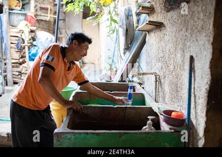 Système de filtre à eau à base de robinet utilisé à San Juan la Laguna, au Guatemala. Banque D'Images