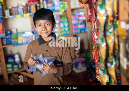 L'eau purifiée est vendue dans des sachets en plastique dans les rues de San Marcos la Laguna, Guatemala, Amérique centrale. Banque D'Images