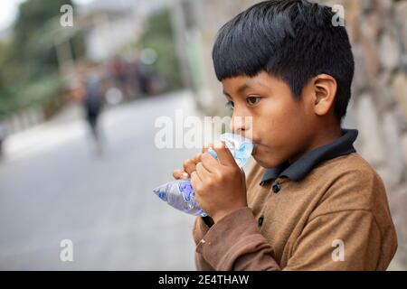 L'eau purifiée est vendue dans des sachets en plastique dans les rues de San Marcos la Laguna, Guatemala, Amérique centrale. Banque D'Images