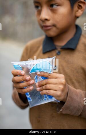 L'eau purifiée est vendue dans des sachets en plastique dans les rues de San Marcos la Laguna, Guatemala, Amérique centrale. Banque D'Images