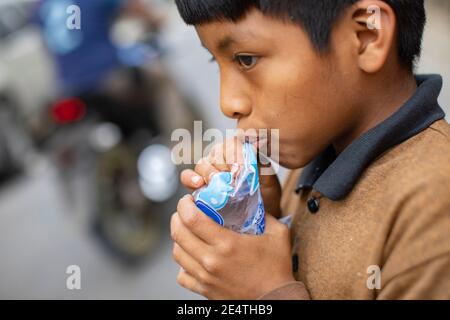 L'eau purifiée est vendue dans des sachets en plastique dans les rues de San Marcos la Laguna, Guatemala, Amérique centrale. Banque D'Images