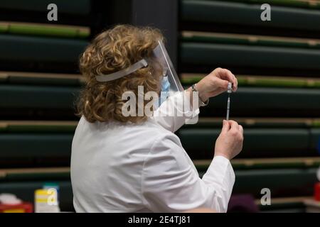 Seattle, Washington, États-Unis. 24 janvier 2021. Sharon Watts, infirmière gestionnaire avec Virginia Mason, se prépare à donner une injection à un patient dans une clinique de vaccination COVID-19 au siège de l'Amazon à Seattle. Amazon s'est associé à Virginia Mason Franciscan Health pour vacciner 2,000 Washingtoniens qui sont actuellement admissibles à la vaccination en vertu des directives COVID-19 sur les phases de vaccination de l'État. Crédit : Paul Christian Gordon/Alay Live News Banque D'Images