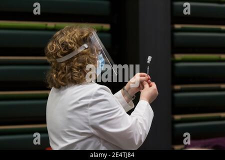 Seattle, Washington, États-Unis. 24 janvier 2021. Sharon Watts, infirmière gestionnaire avec Virginia Mason, se prépare à donner une injection à un patient dans une clinique de vaccination COVID-19 au siège de l'Amazon à Seattle. Amazon s'est associé à Virginia Mason Franciscan Health pour vacciner 2,000 Washingtoniens qui sont actuellement admissibles à la vaccination en vertu des directives COVID-19 sur les phases de vaccination de l'État. Crédit : Paul Christian Gordon/Alay Live News Banque D'Images