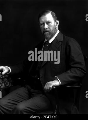 1906 , Londres , GRANDE-BRETAGNE : l'écrivain irlandais BRAM STOKER ( 1847 - 1912 ), auteur du roman gothique DRACULA ( 1897 ). Photographe inconnu .- SCRITTORE - LETTERATURA - LITTÉRATURE - letterato - LETTERATURA - LITTÉRATURE - portrait - ritratto - Vampiri - vampire - tiller - horreur - vampires - PORTRAIT - RITRATTO - HISTOIRE - FOTO STORICHE - barbe - barba - Archivcravatta - GBtie- Banque D'Images