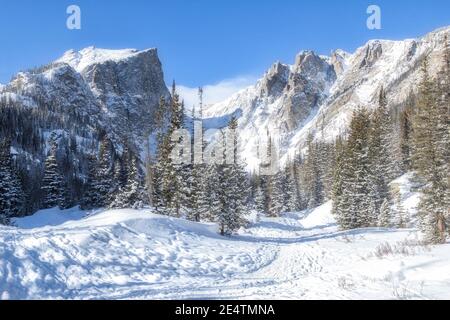 Journée d'hiver froide le long de la piste Dream Lake à Rocky Parc national de Mountain situé dans Estes Park Colorado Banque D'Images