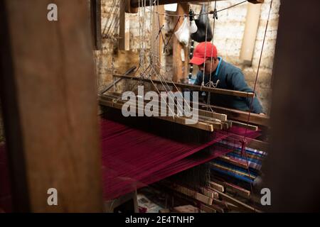 Tisserand travaillant à un métier à Cantel, Guatemala, Amérique centrale. Banque D'Images