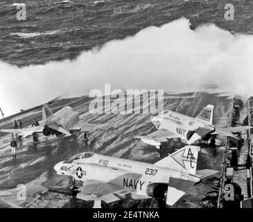 McDonnell F-4B Phantom IIS de VF-31 et VF-103 sur le pont de l'USS Saratoga (CVA-60) le 2 décembre 1967 (NNAM.1996.253.7278.002). Banque D'Images