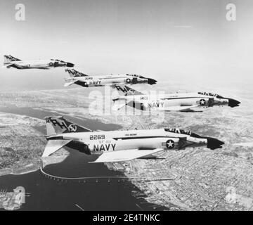 McDonnell F-4B Phantom IIS de VF-161 en vol au-dessus de San Diego, Californie (États-Unis), en 1970-1971. Banque D'Images