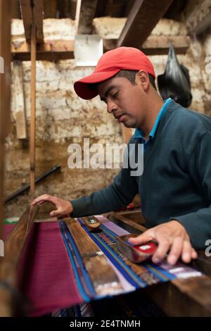 Tisserand travaillant à un métier à Cantel, Guatemala, Amérique centrale. Banque D'Images