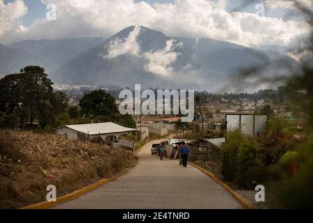 Paysage de village avec des montagnes à Cantel, Guatemala, Amérique centrale. Banque D'Images