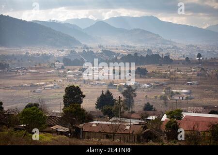 Paysage de village avec des montagnes à Cantel, Guatemala, Amérique centrale. Banque D'Images