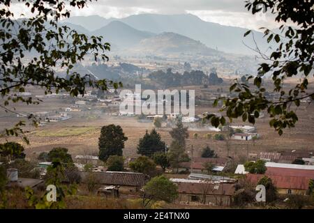 Paysage de village avec des montagnes à Cantel, Guatemala, Amérique centrale. Banque D'Images