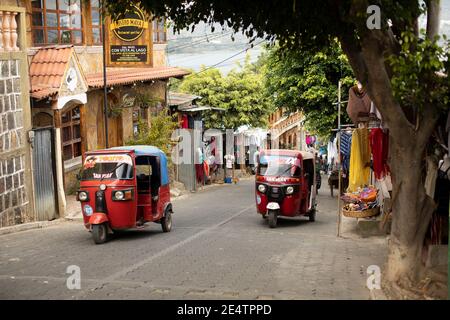 Taxis tuk-tuks dans les rues de San Juan la Laguna, Guatemala, Amérique centrale. Banque D'Images