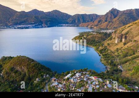 Magnifique paysage sur le lac Atitlán vu de San Marcos la Laguna, Guatemala, Amérique centrale. Banque D'Images