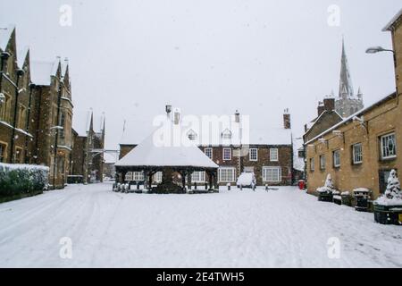 OAKHAM/RUTLAND, ANGLETERRE- 24 JANVIER 2021: Le beurre d'Oakham traverse un jour de neige Banque D'Images