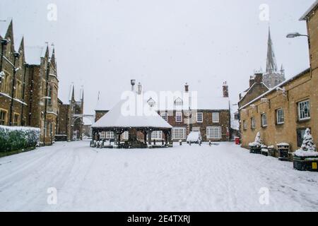 OAKHAM/RUTLAND, ANGLETERRE- 24 JANVIER 2021: Le beurre d'Oakham traverse un jour de neige Banque D'Images