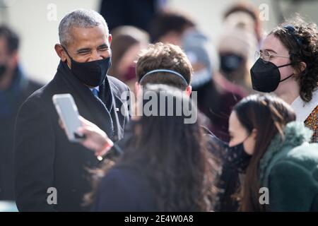 L'ancien président Barack Obama arrive pour la 59e cérémonie d'inauguration présidentielle au front ouest du Capitole des États-Unis le 20 janvier 2021 à Washington Banque D'Images