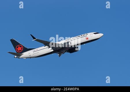 Richmond, Colombie-Britannique, Canada. 23 janvier 2021. Un Boeing 737 MAX 8 d'Air Canada (C-FSNQ) aéroporté après le décollage de l'aéroport international de Vancouver sur un vol non-revenu à destination de Calgary (Alberta), Canada. La compagnie aérienne prévoit de remettre ses Boeing MAX 8 en service commercial à compter du 1er février 2021. Crédit : Bayne Stanley/ZUMA Wire/Alay Live News Banque D'Images