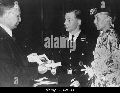 Mein Kampf en cadeau de mariage, Allemagne, 1936. Banque D'Images