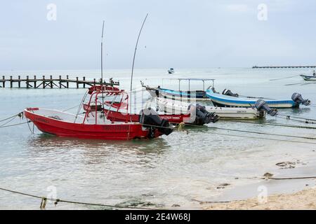 Un quai isolé se trouve dans les eaux de Playa del Carmen, au Mexique Banque D'Images